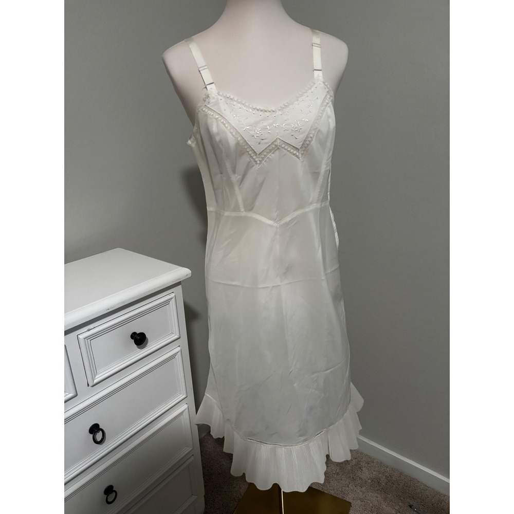 Vintage White Embroidered Lace‎ Full Slip Dress Pleated Ruffle Hem Side Zip